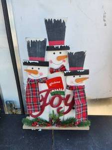 lot 159 image: Glitzhome - 18H wooden Snowman family table or standing decor.