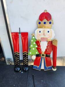 lot 160 image: Glitzhome - 43 - 2-piece metal Christmas themed Nutcracker yard stake