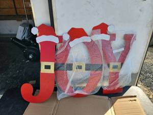 lot 181 image: Glitzhome - 20H Christmas met JOY yard stake with magnetic Santa Hats