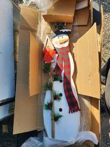 lot 184 image: Glitzhome - 36H wooden Christmas snowman decor.