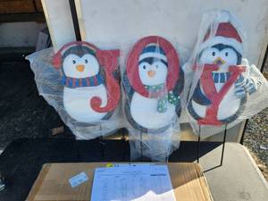 lot 189 image: Glitzhome - 3 pack stackable Christmas Penguins spelling JOY yard stake