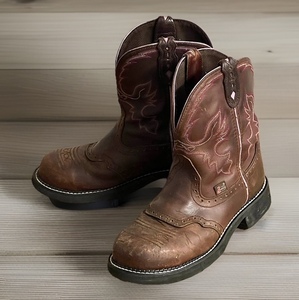 lot 21 image: Womens Size 9-12 B Justin Gypsy Steel Toe Boots