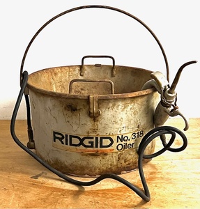 lot 48 image: Ridgid Oiler No 318 Bucket with Hand Pump Gun