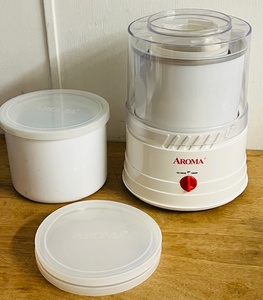lot 64 image: Aroma Ice CreamYogurt Maker Model M1C-001A1C-100