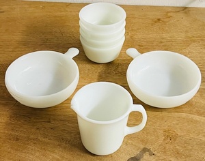 lot 66 image: Four (4)&nbspVintage Anchor Hocking Oven Proof Milk Glass Custard Cup&nbspRamekins #434 6oz., set of Two (2) Glasbake Oven Proof Milk Glass ChiliSoup Bowls With Handle, &amp Pyrex Milk Glass Creamer