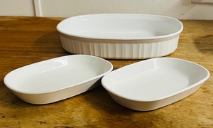 lot 69 image: 2 Vintage Corning Ware Sidekick P-140 White Microwave Baking Plates &amp 1.8L Corningware Casserole Dish F-6-BMC-6-B