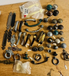 lot 76 image: Large Lot of Drawer &amp Cabinet Pulls