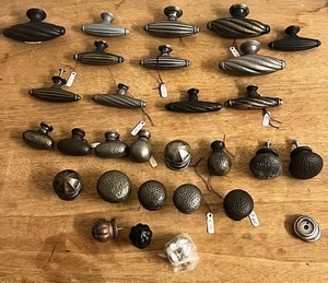 lot 79 image: Lot of Twenty-Nine (29) CabinetDrawer Pulls