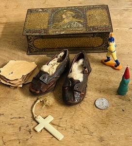 lot 89 image: A Childs Forgotten Treasure Tin - AntiqueVintage Whitmans Mosaic Salmagundi Chocolate Tin with the Treasure it Contained