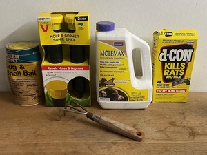 lot 122 image: Gardening Supplies to Help Get Rid of Snails, Moles, Gophers, &amp Rats