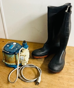 lot 130 image: Little Giant Sump Pump &amp Size 11 Pare of Rubber Boots