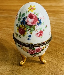 lot 162 image: Vintage Porcelain Egg Shaped Floral Trinket Box WGold Trim