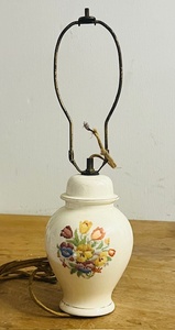 lot 189 image: Vintage Mid-Century Painted KR Ceramic Ginger Jar Style Table Lamp