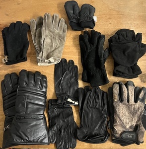 lot 190 image: Nine (9) Pair of Winter Gloves
