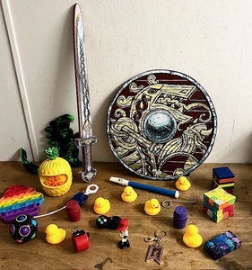 lot 194 image: Eclectic Assortment of Childrens Toys and Games