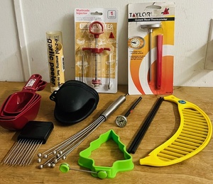 lot 272 image: Lot of Assorted Useful Kitchen Items