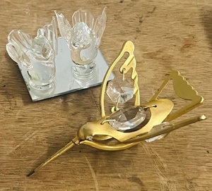 lot 301 image: Mascot Int. 24k Gold Plated Hummingbird with Austrian Crystal on a Swivel Base & Pair of Lovebirds on a Mirrored Base