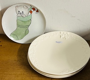 lot 311 image: Three (3) Hollander Mold Porcelain Christmas Garland Design Plates & Sparks Kitten in Stocking Christmas Plate