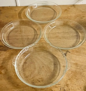 lot 322 image: Three (3) Vintage Nine Inch (23 cm) Pyrex 209s & One (1) 24 cm Fluted Pyrex 229 Pie Dishes
