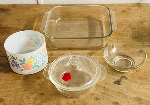 lot 323 image: Vintage 1970s Pyrex Clear Glass 2 Quart 222-R 8x8x2 Square BakingCake Dish, 1950s Fire King Round Casserole Dish, Two (2) Other Intage Glass Bowls