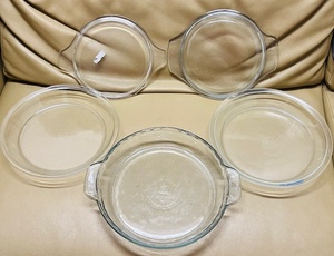 lot 325 image: Three (3) Pyrex & Anchor Hocking Pie Dishes & Lids