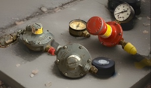 lot 329 image: Fisher Controls Type 912 Gas Pressure Regulator & Fisher Go tenor Type 67 Valve Regulator WGauges and Knob
