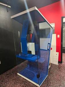 lot 4 image: Gamrpod Complete Soundproof Full Gaming Enclosure w Alienware E7 Monitor