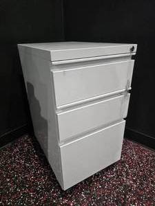 lot 47 image: White Steel Rolling Underdesk DrawerFiling Cabinet w Key