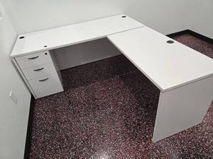 lot 125 image: L-Shaped Office Desk w Underdesk File Cabinet