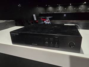 lot 220 image: Shure QLXD4 Digital Wireless Receiver