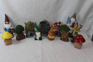 lot 51 image: Gardening decor