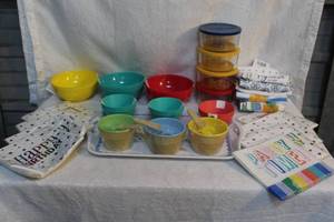 lot 89 image: Dolly plastic tray 4 dolly glass bowls with lids and plastic bowls in 2 sizes stack of hand towels and packs of party napkins