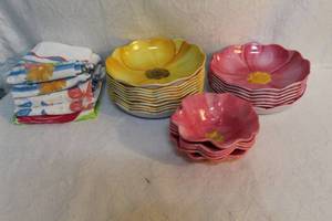 lot 92 image: Lot of flower bowls and a stack of hand towels