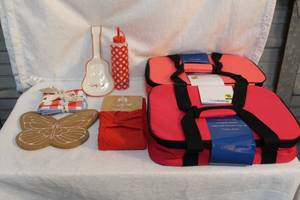lot 94 image: Mixed lot 2 thermalated packs with bowls in them see pictures hand towel that hangs on stove and much more see pictures all unused
