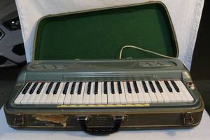 lot 115 image: vintage Suitcase organ made in Germany tested when posted