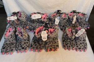 lot 118 image: Lot of kids house shoes the toes light up and twinkle