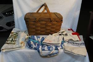 lot 220 image: Vintage 19401950s Wov-N-Wood by Jerywil Picnic Basket and a hand full of reusable bags