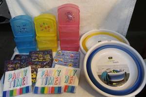 lot 131 image: 10- sandwich containers mixed colors 9 packs of napkins and 2- collapsible cleaning basin