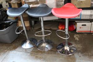lot 1 image: Bar stools