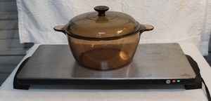 lot 7 image: GE Warming plate and glass casserole dish with lid lid has a small chip in it see pictures