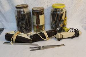 lot 21 image: Mixed lot 3 jars full of of vintage or aquatic silverware also electric knife sets