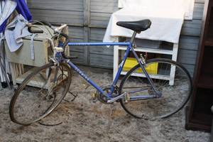 lot 144 image: Schwinn bike
