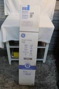 lot 198 image: Bright white T12 40w  48 length box of 11