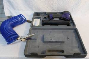 lot 193 image: Air staple gun and air hose