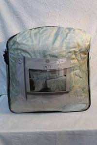 lot 180 image: King size comforter