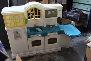 lot 176 image: Kids Little tikes play kitchen