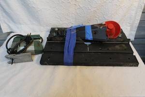 lot 174 image: Router table and a saber saw