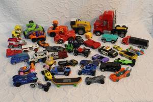 lot 153 image: Mixed lot of cars and trucks and more see pictures