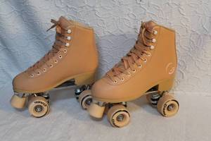 lot 270 image: a pair of skates size 6