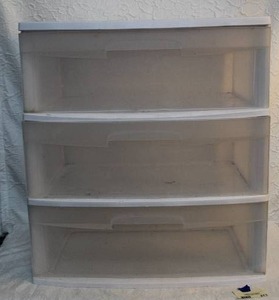 lot 271 image: Three drawer plastic cabinet